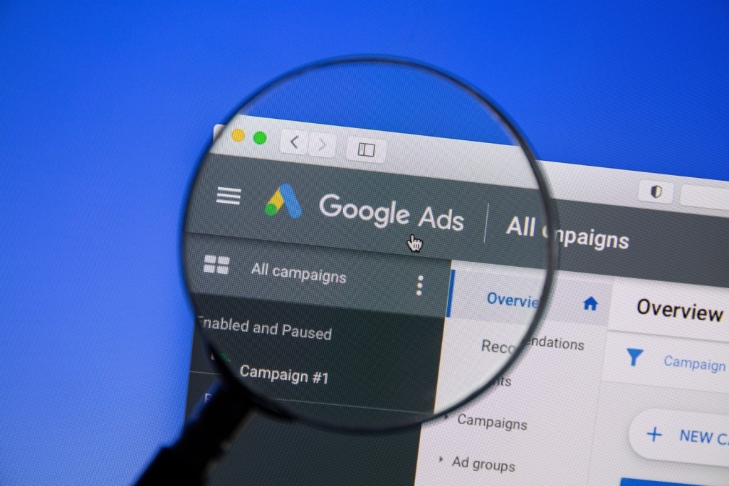 Google Ads dashboard met een vergrootglas
