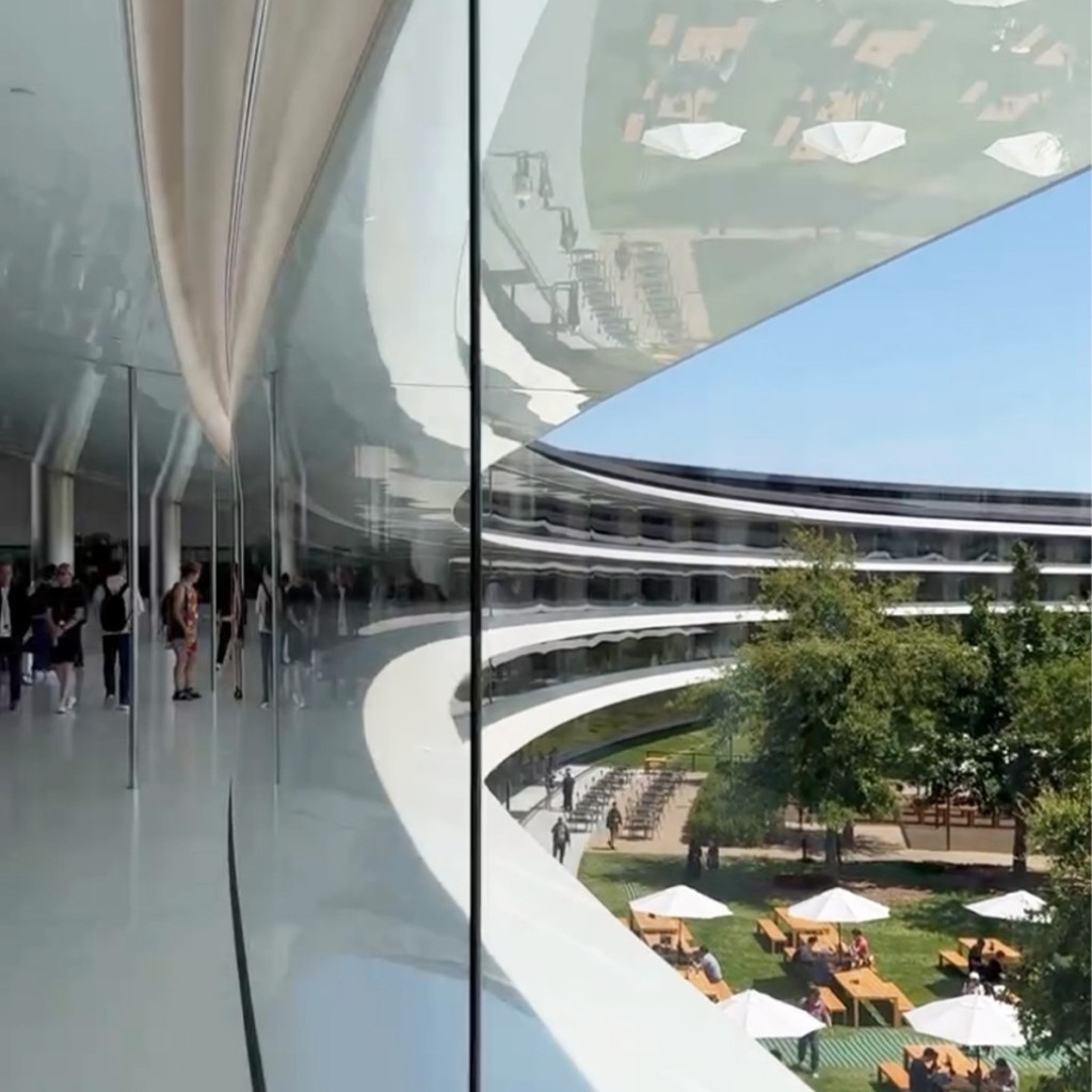 Het Apple Developer Center te zien vanaf de binnenkant door een raam.