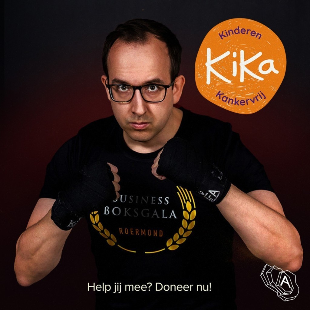 Paul Cremers met bokshandschoenen-hands wraps in een bokspositie, voor een donkere achtergrond, met het KiKa-logo naast hem en de tekst ‘Help jij mee? Doneer nu!’ onderaan.