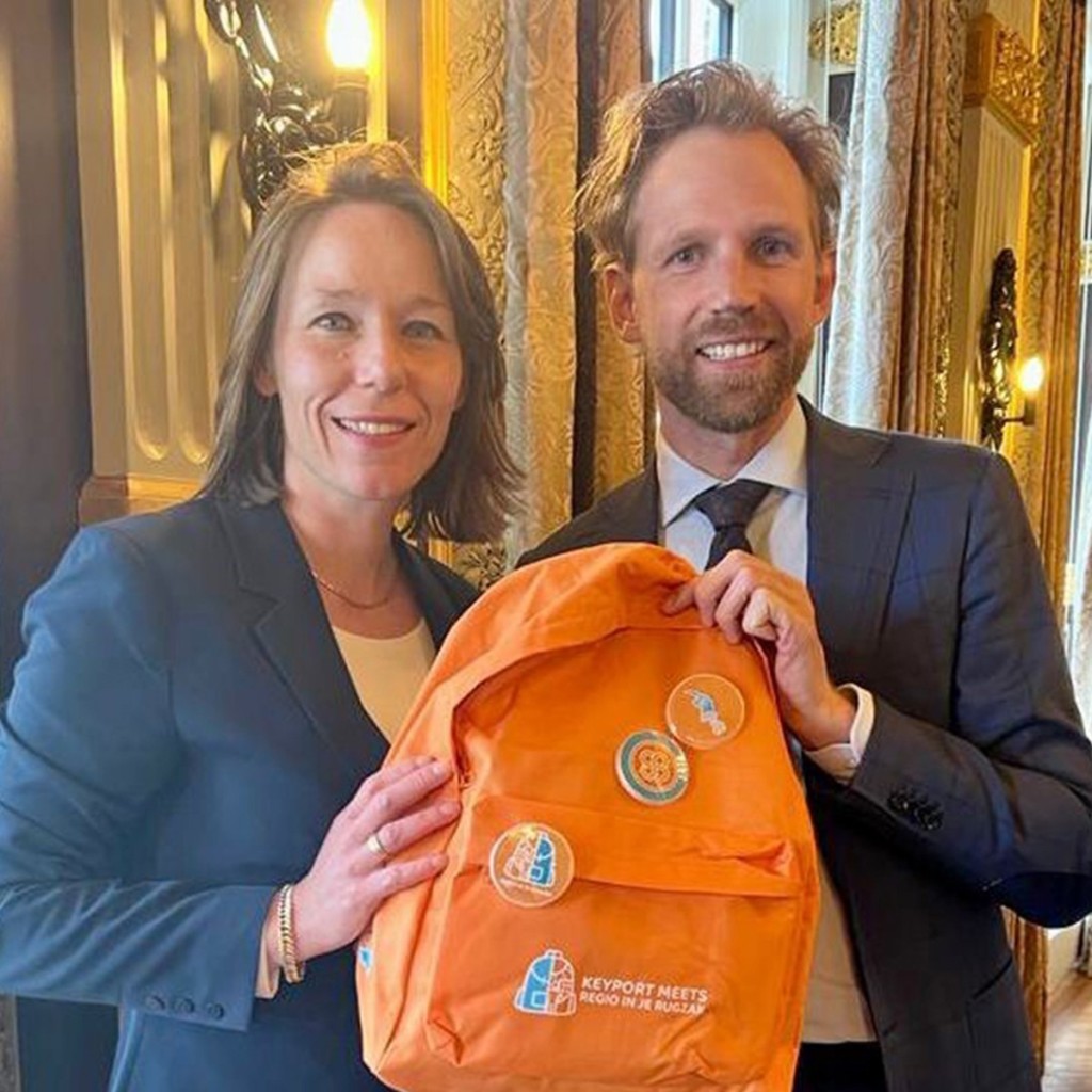 Minister Dennis Wiersma voor Primair en Voortgezet Onderwijs, krijgt de Regio in je Rugzak rugzak overhandigd door minister Bruins Slot in Den Haag.