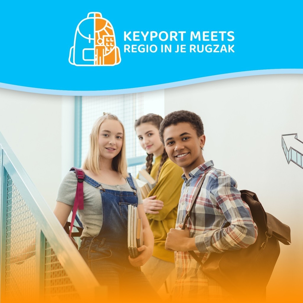 Drie studenten op een trap met daarboven in een blauw vlak de tekst 