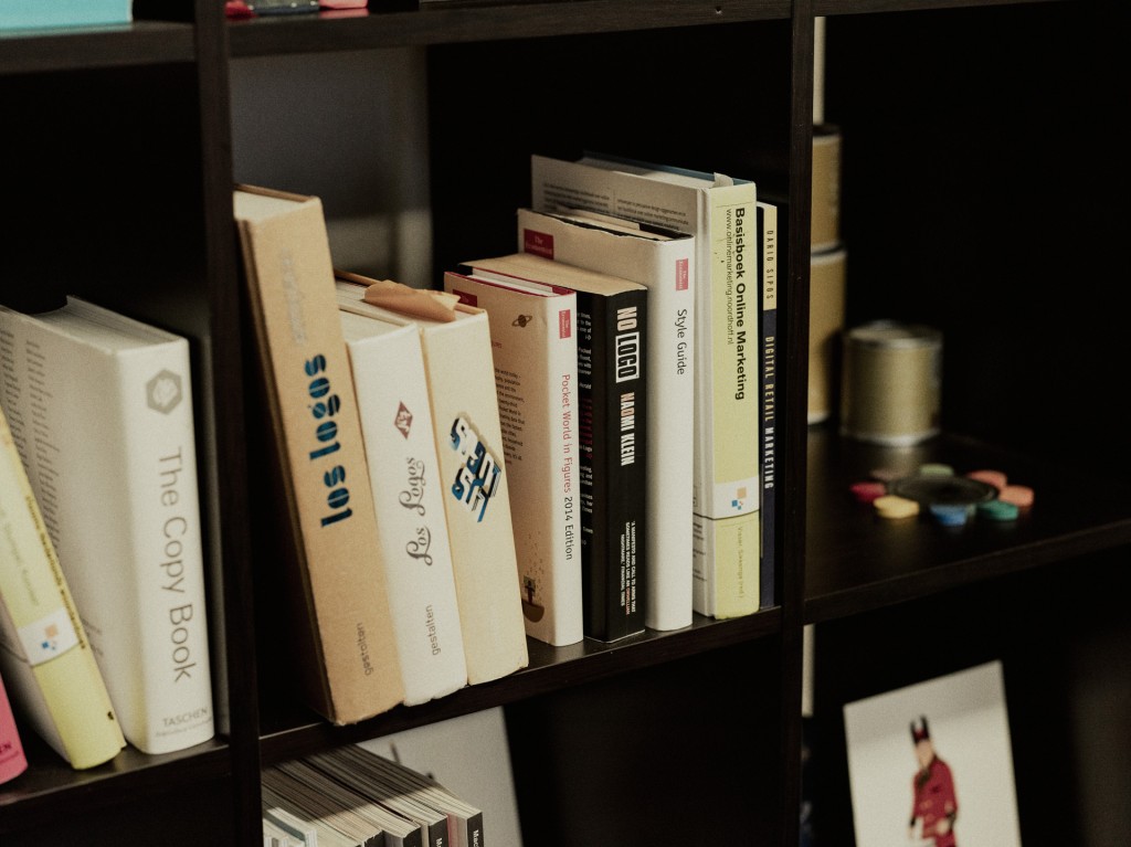 Kast waarin meerdere marketing- en designboeken te zien zijn.