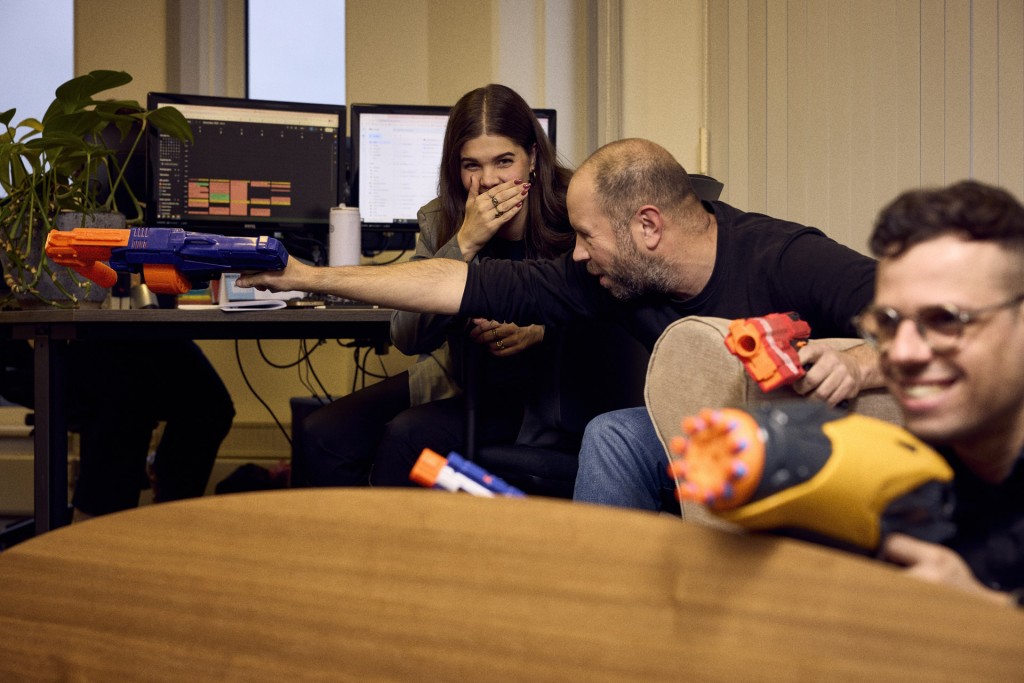 appart-drie-collegas-doen-een-nerf-gun-gevecht.jpg