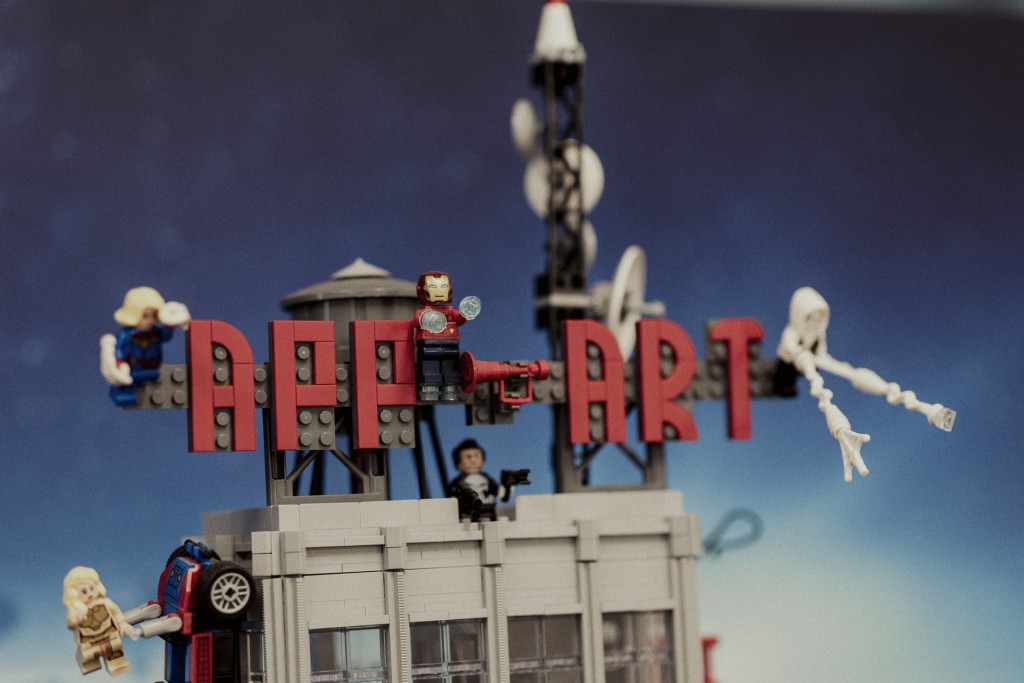 Een LEGO-gebouw met de naam “Appart” en kleine poppetjes die aan het model hangen.