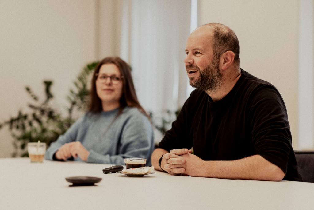 Twee collega’s in een meeting de een luistert en de ander is aan het woord.